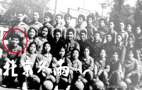 Trương Nghệ Mưu chụp chung với đội bóng rổ của nhà máy bông sợi Thiểm Tây.